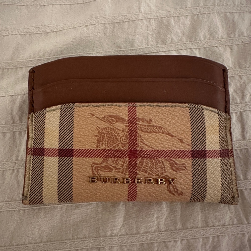 Burberry cardholder. Rarely used . No flaws at all ! See video…